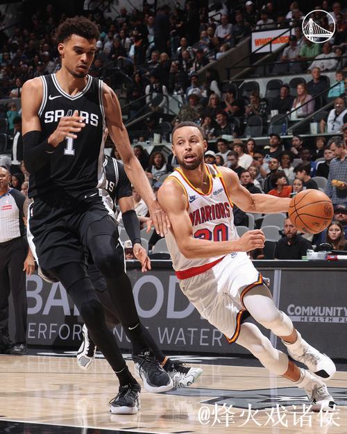 文班亚马25+7+9力压库里14分 马刺逆转17分击败勇士