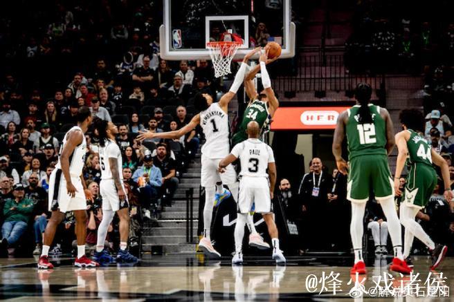 文班亚马25+7+9力压库里14分 马刺逆转17分击败勇士